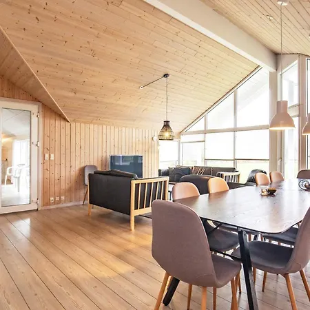 14 Person In Hojslev *